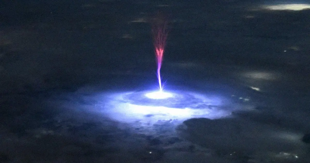 Un étrange éclair rouge capturé depuis l’espace intrigue la NASA ...