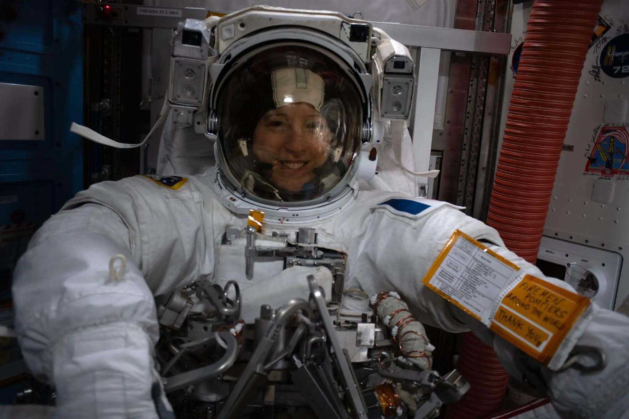 Sophie Adenot en combinaison spatiale à bord de la Station spatiale internationale