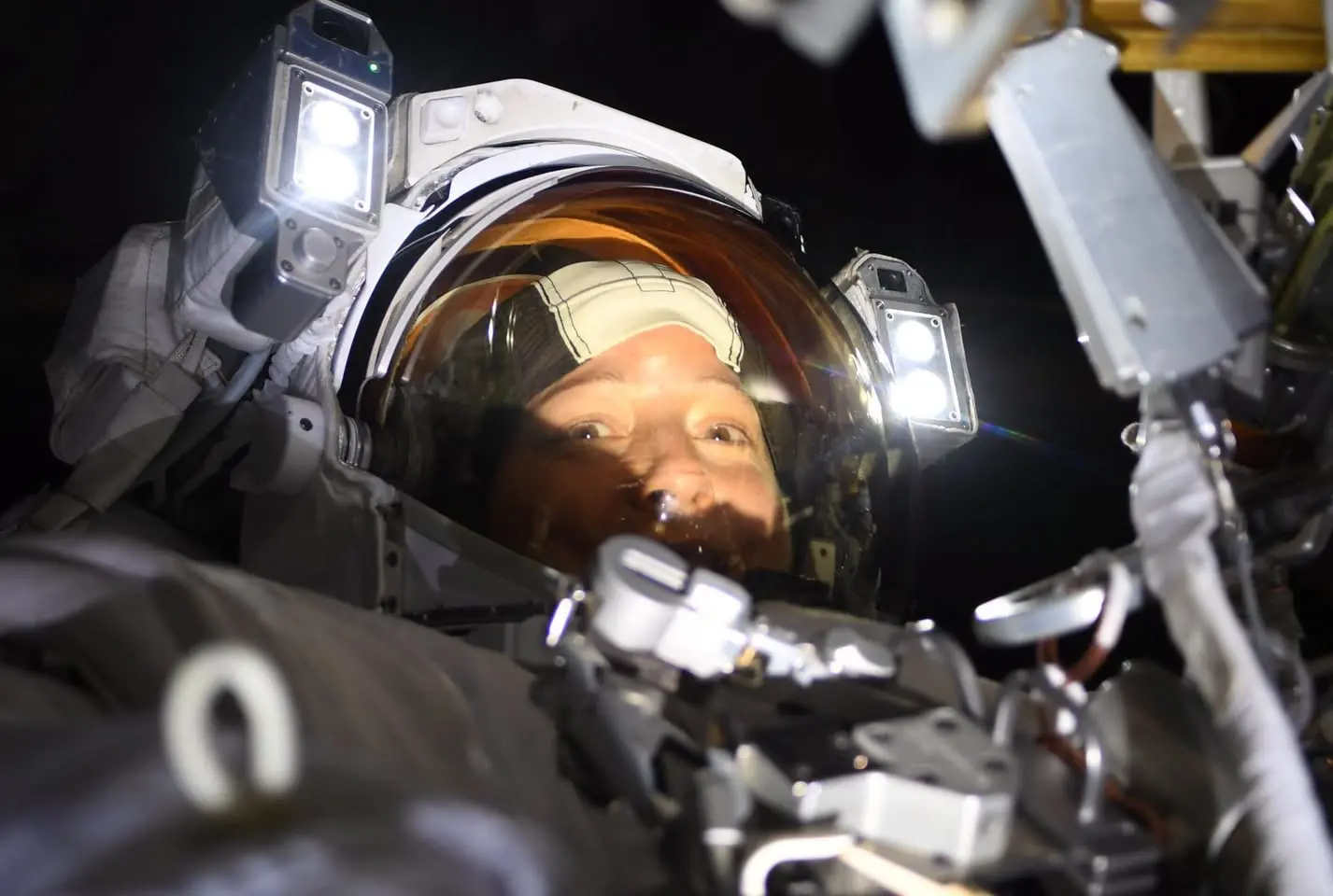 Sophie Adenot dans son casque pendant une sortie extravéhiculaire depuis l’ISS