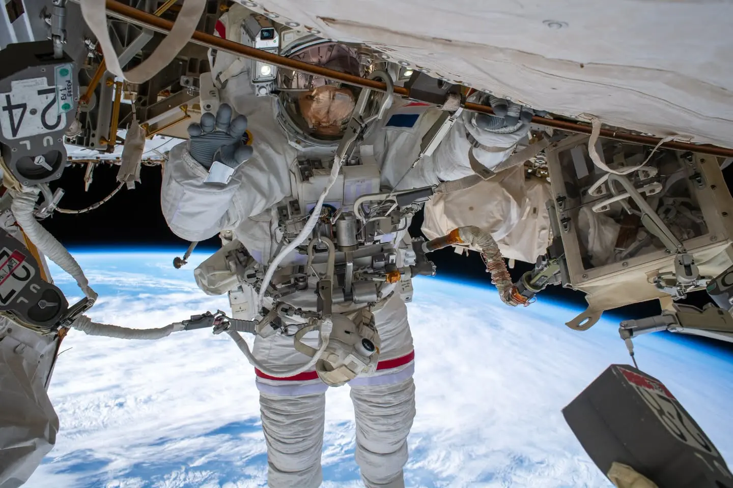 Sophie Adenot en sortie extravéhiculaire à bord de l’ISS avec la Terre en arrière-plan